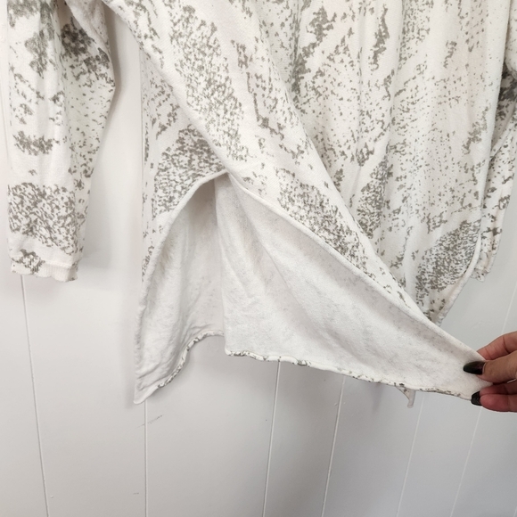Design Lab White Snakeskin Oversized Loose V-Neck Sweater Top Size 1X Light - Picture 6 of 7